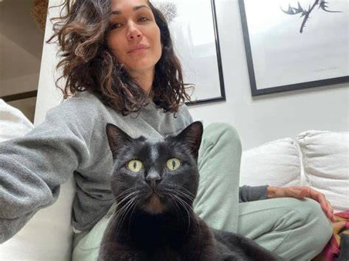 Lela Loren Pets